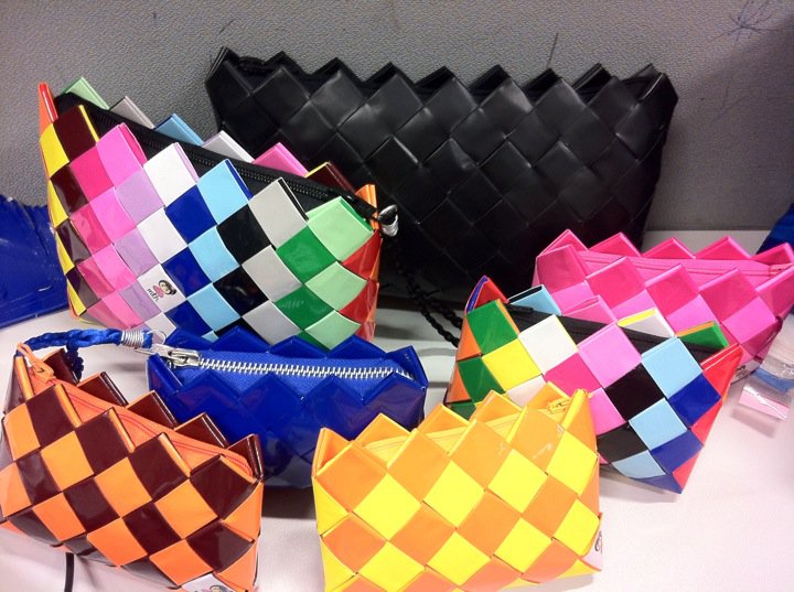Muestra de bolsos y carteras de distintos tamaños y colores de metienesharta.com
