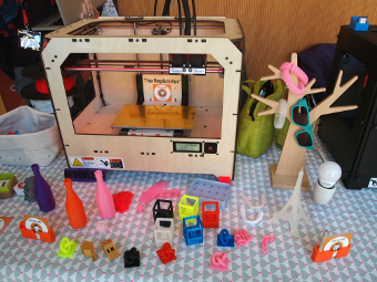 Impresora 3D The Replicator con algunas de sus impresiones realizadas