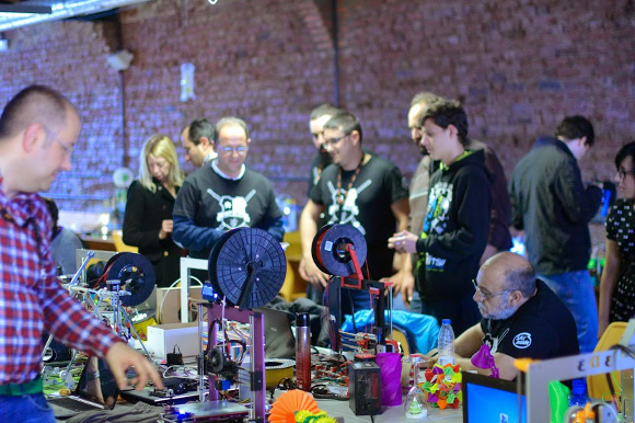 Varias personas y expositores compartiendo en la 3D Printer Party en Espacio Vías, León