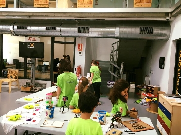 Grupo de ni&ntilde;os en Fab Lab Le&oacute;n en talleres educativos