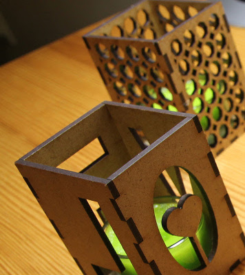Piezas de madera con cortes realizados por cortadora láser de dióxido de carbono (CO2)