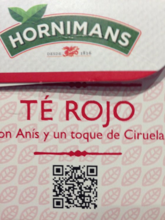 Lateral del envase de té rojo donde se encuentra el código QR