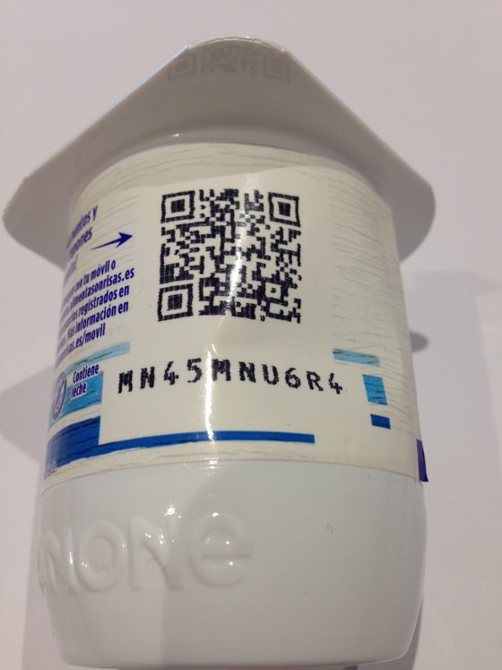 Envase de yogur donde se encuentra el código QR