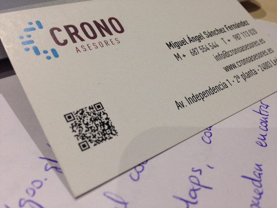 Tarjeta de visita de Crono Asesores con código QR