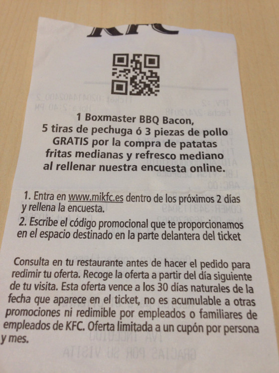 Parte posterior de un ticket del KFC con código QR e instrucciones