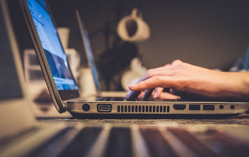 Taller práctico Búsqueda de empleo a través de internet, para mujeres. Fotografía de John Schnobrich en Unsplash