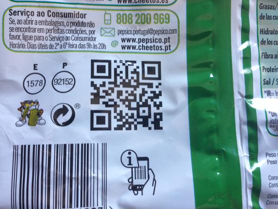 Bolsa de Cheetos con código QR y llamada a la acción