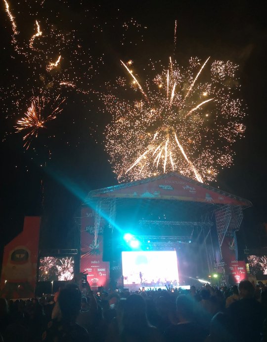 Escenario y fuegos artificiales en ediciones anteriores del Planeta Sound