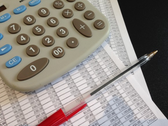 Apuntes contables, calculadora y bolígrafo